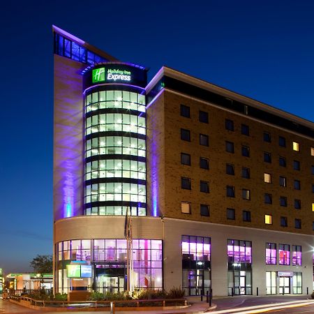 Holiday Inn Express London - Newbury Park, An Ihg Hotel Exterior foto
