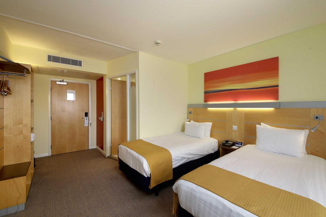 Holiday Inn Express London - Newbury Park, An Ihg Hotel Exterior foto