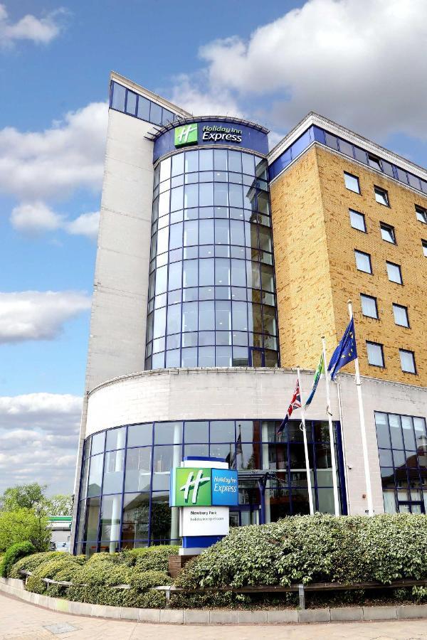 Holiday Inn Express London - Newbury Park, An Ihg Hotel Exterior foto