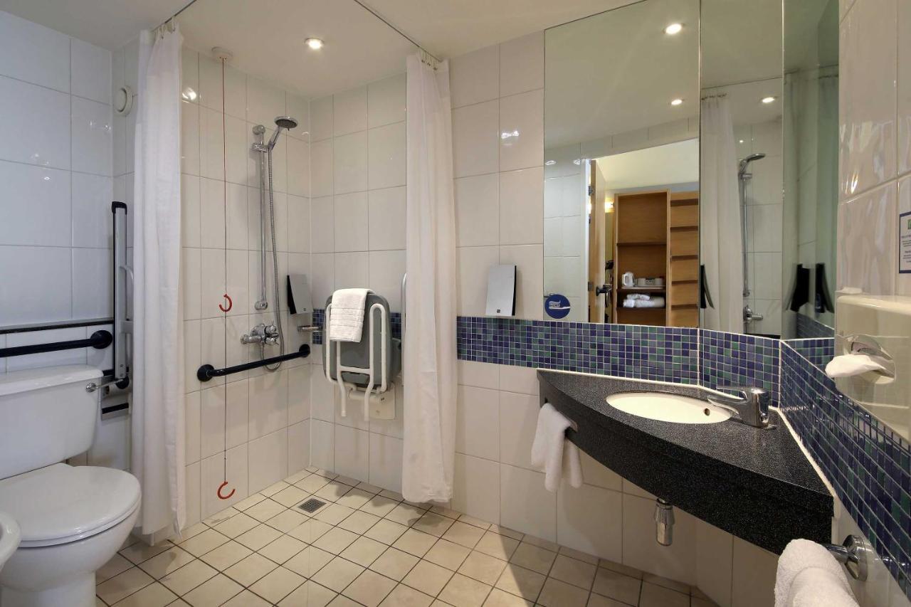 Holiday Inn Express London - Newbury Park, An Ihg Hotel Exterior foto