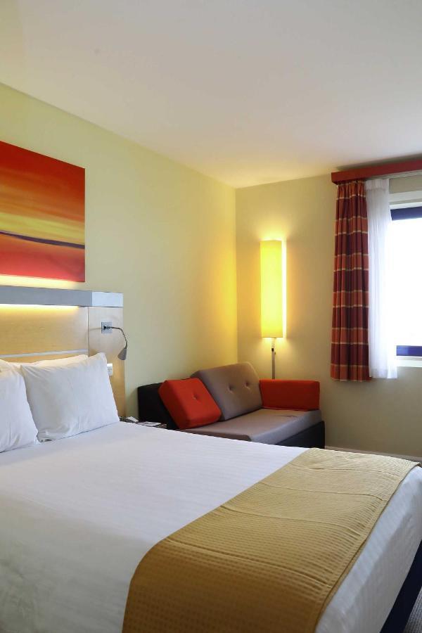 Holiday Inn Express London - Newbury Park, An Ihg Hotel Exterior foto