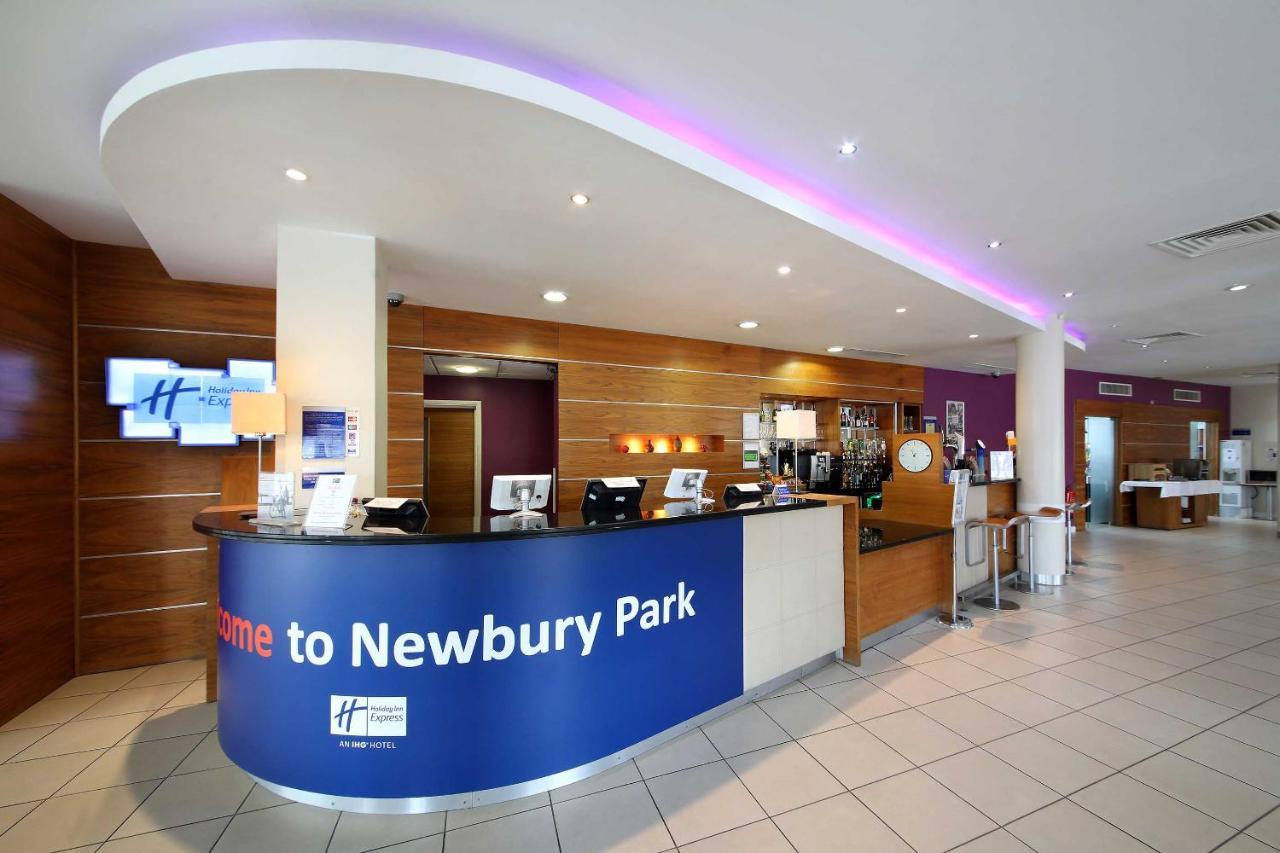 Holiday Inn Express London - Newbury Park, An Ihg Hotel Exterior foto