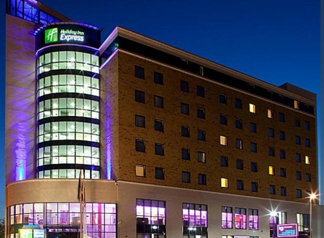 Holiday Inn Express London - Newbury Park, An Ihg Hotel Exterior foto