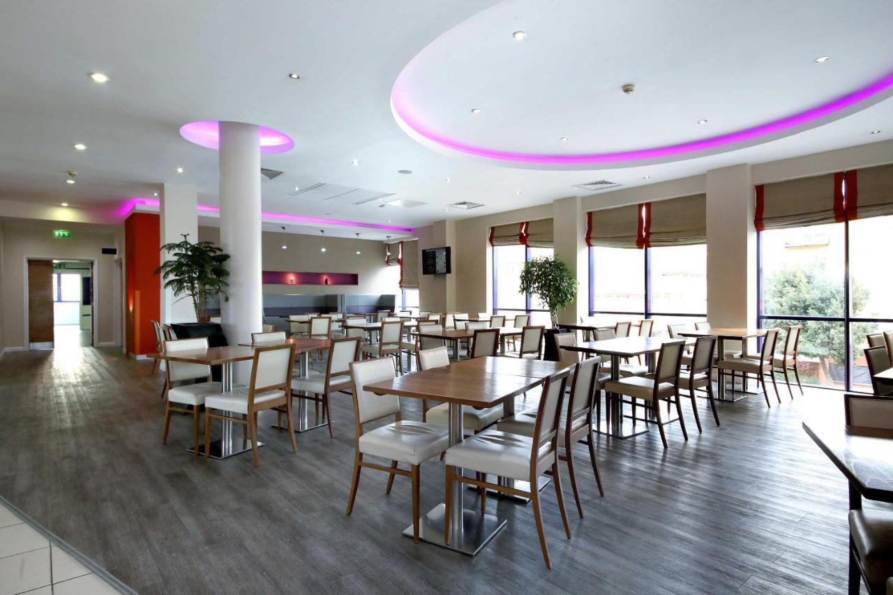 Holiday Inn Express London - Newbury Park, An Ihg Hotel Exterior foto