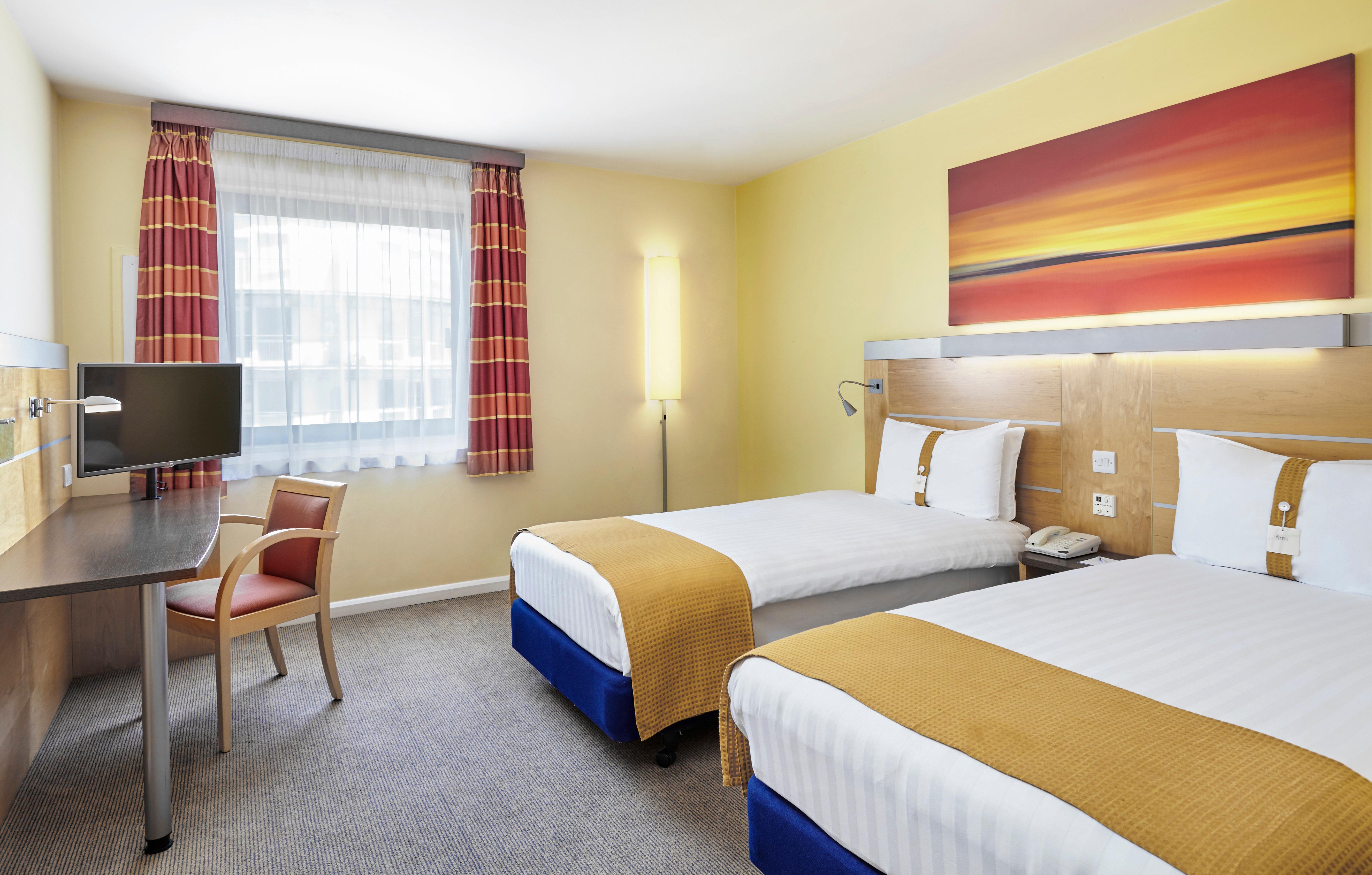 Holiday Inn Express London - Newbury Park, An Ihg Hotel Exterior foto