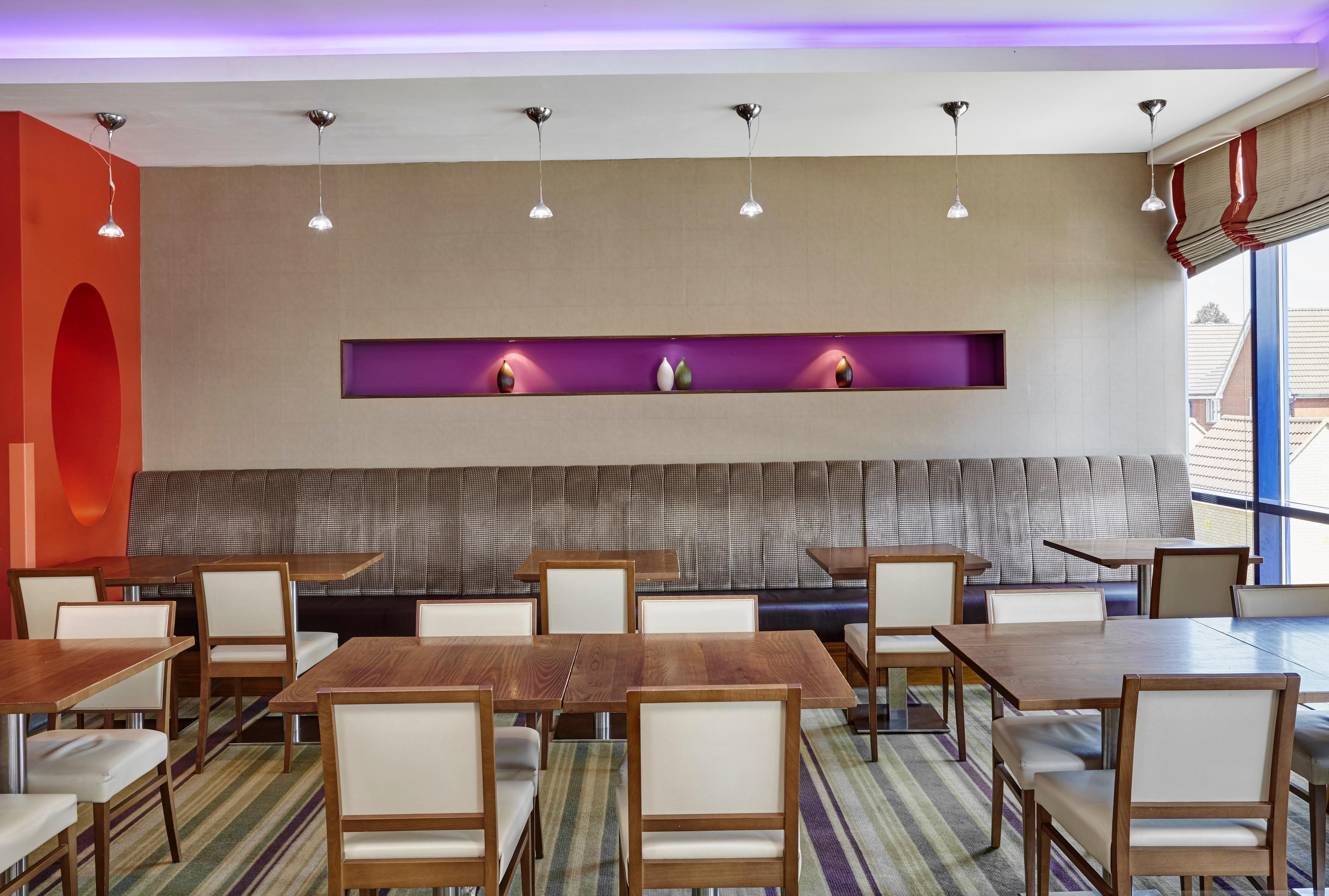 Holiday Inn Express London - Newbury Park, An Ihg Hotel Exterior foto