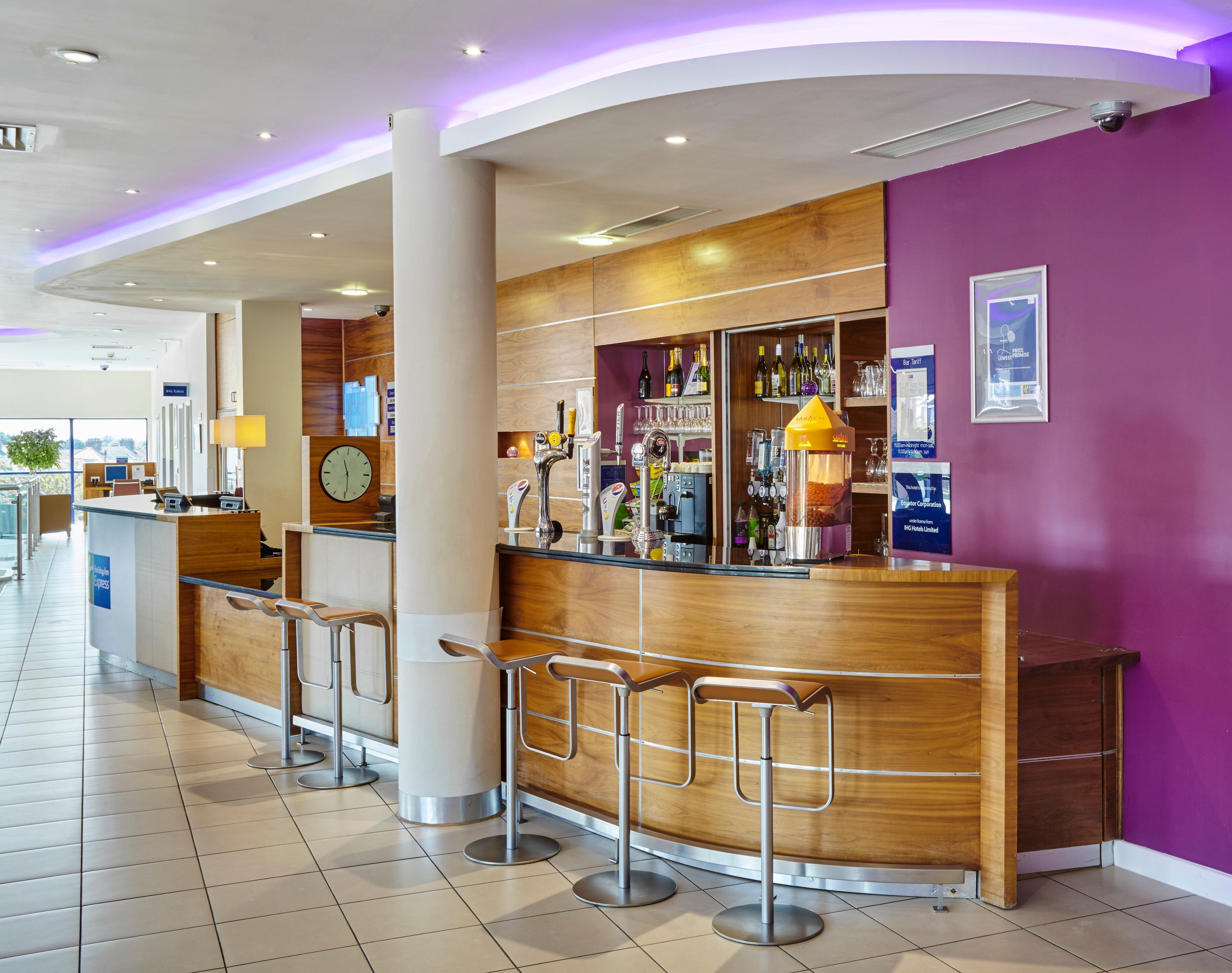 Holiday Inn Express London - Newbury Park, An Ihg Hotel Exterior foto