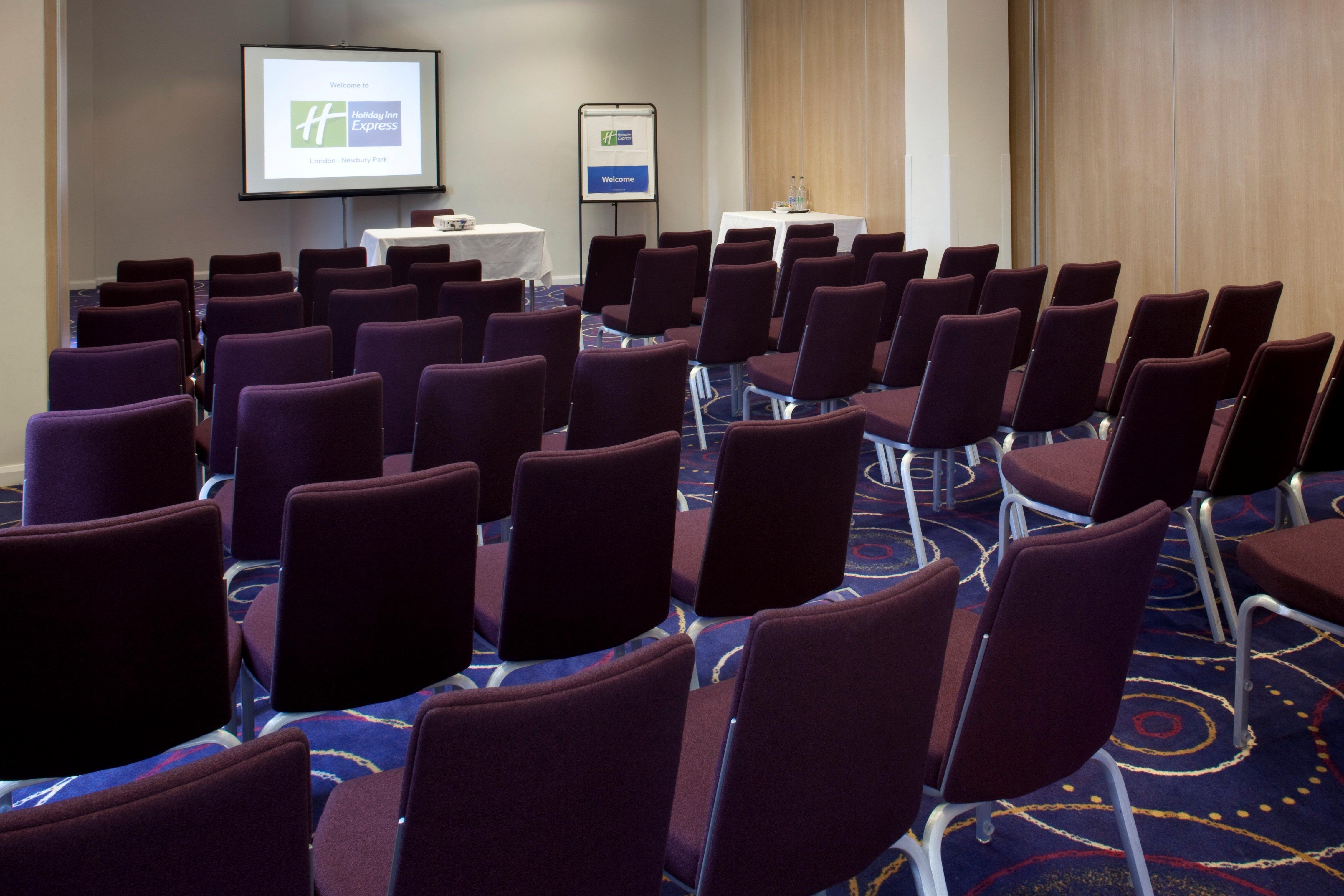 Holiday Inn Express London - Newbury Park, An Ihg Hotel Exterior foto