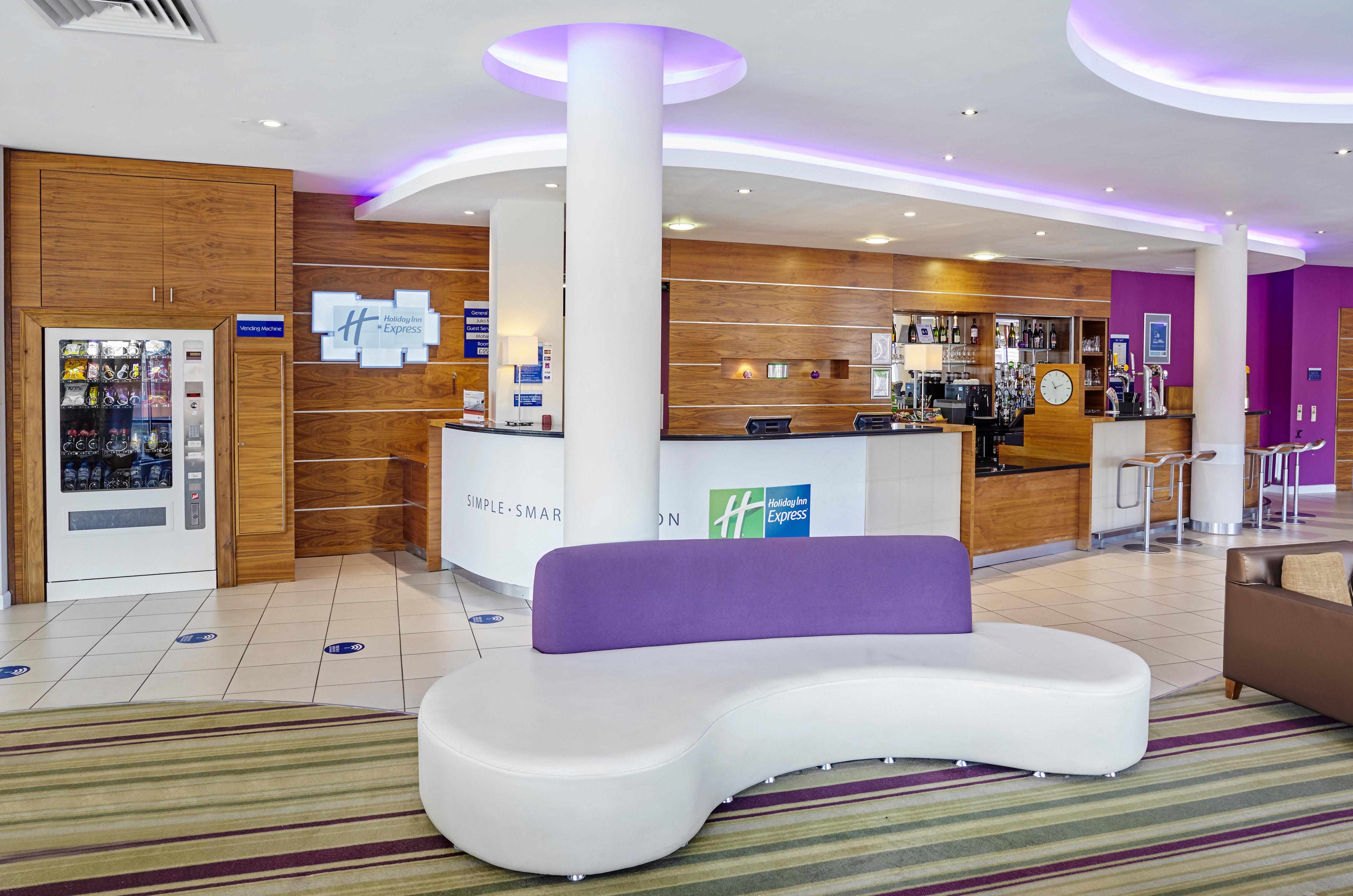 Holiday Inn Express London - Newbury Park, An Ihg Hotel Exterior foto