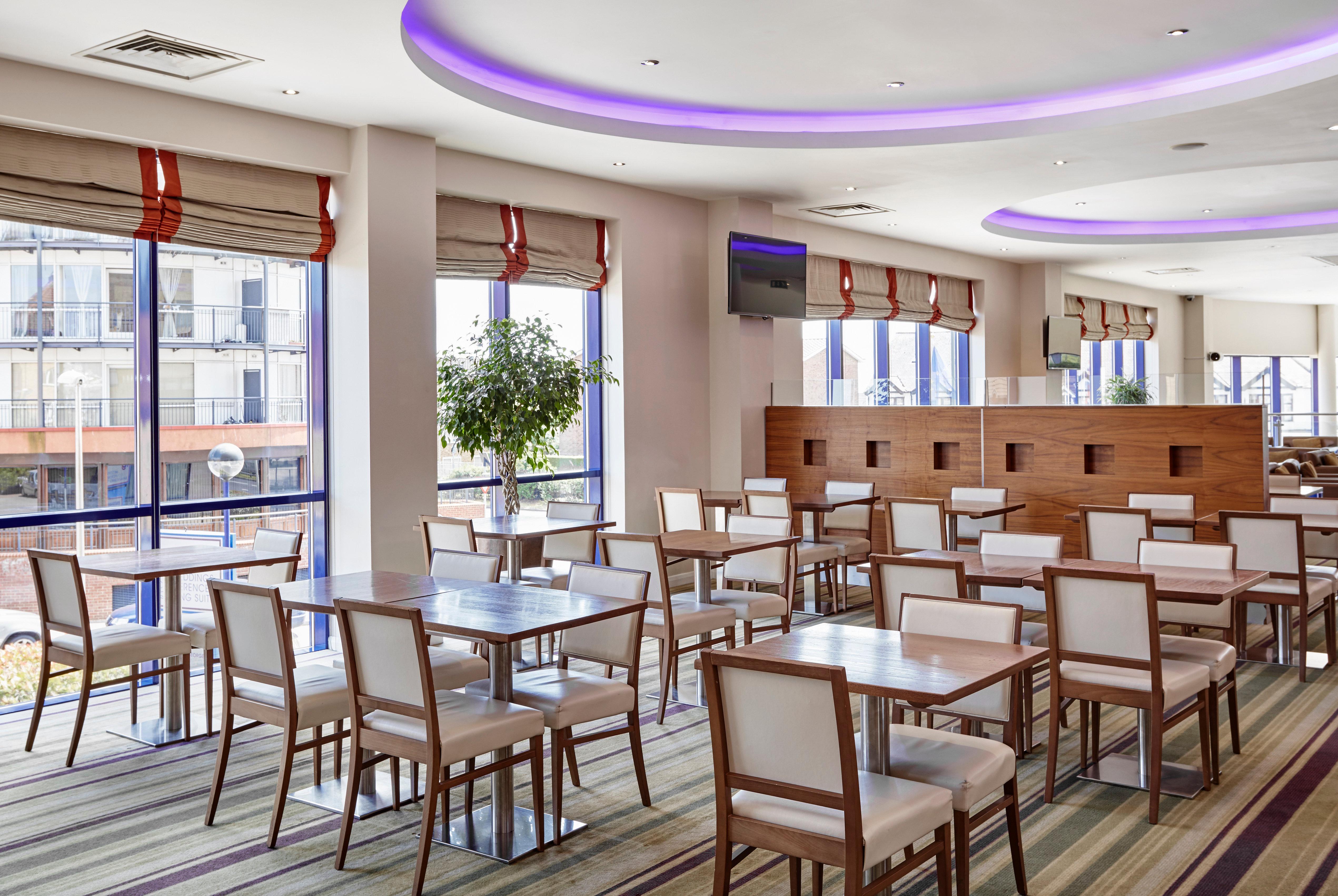 Holiday Inn Express London - Newbury Park, An Ihg Hotel Exterior foto