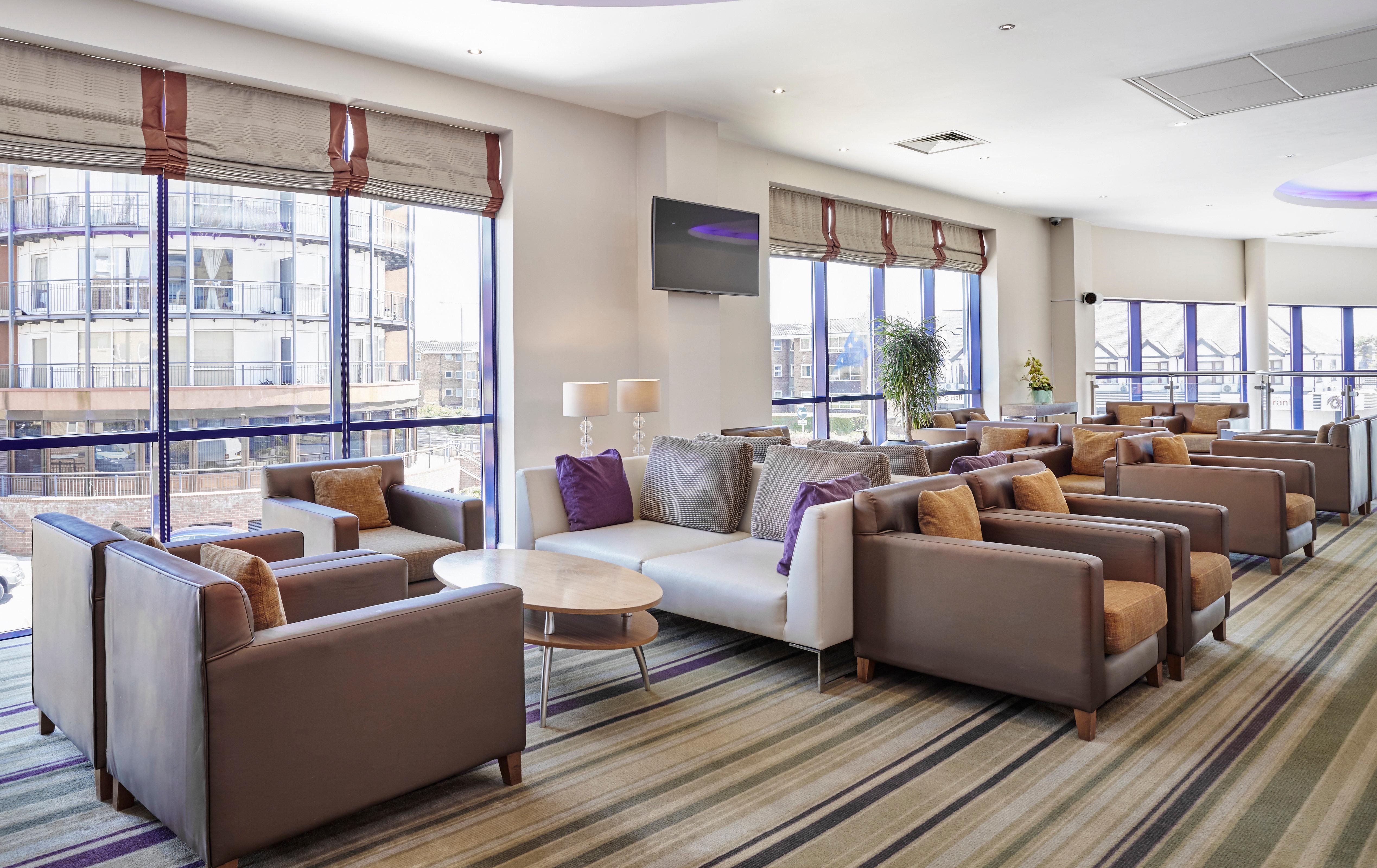 Holiday Inn Express London - Newbury Park, An Ihg Hotel Exterior foto