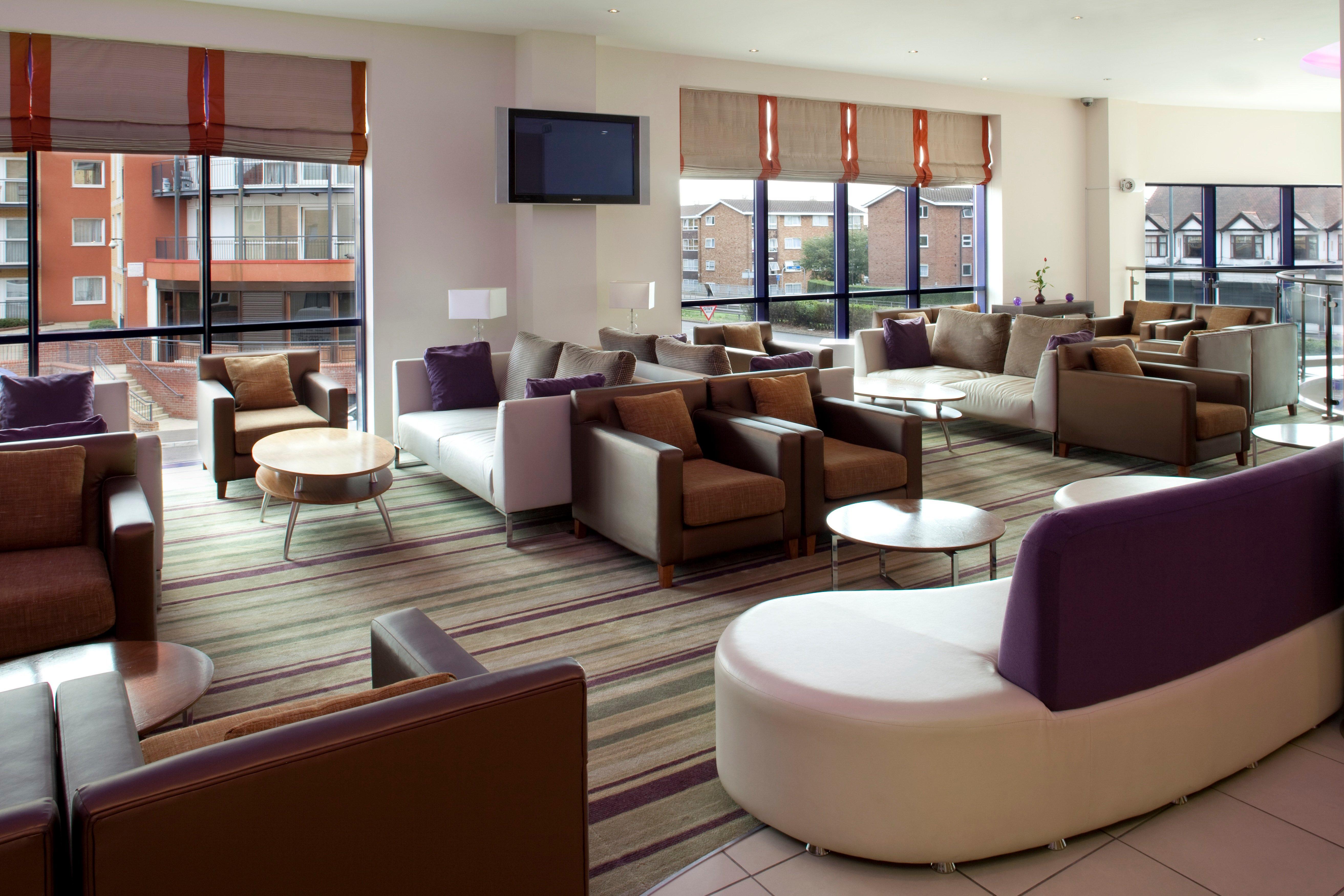 Holiday Inn Express London - Newbury Park, An Ihg Hotel Exterior foto