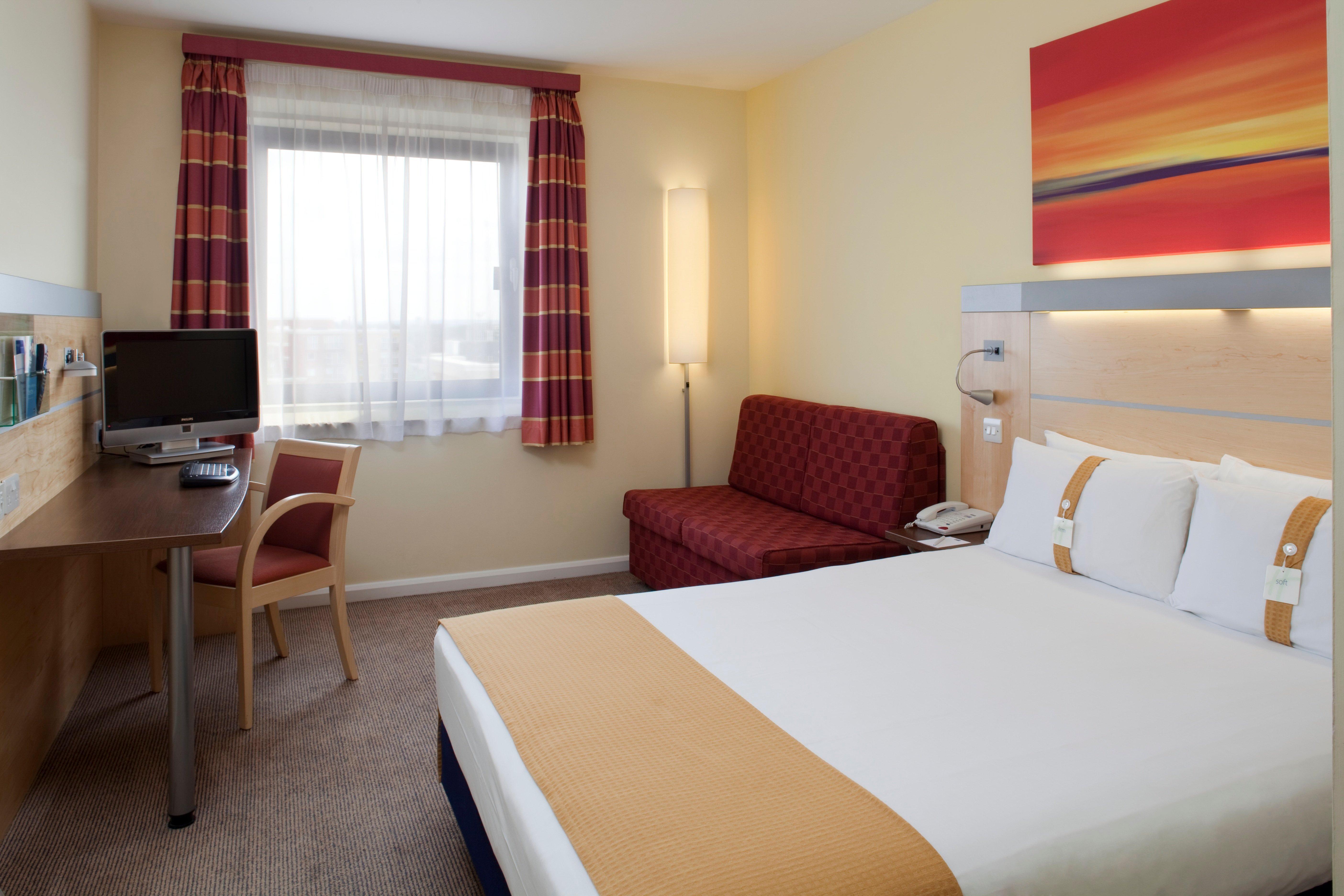 Holiday Inn Express London - Newbury Park, An Ihg Hotel Exterior foto