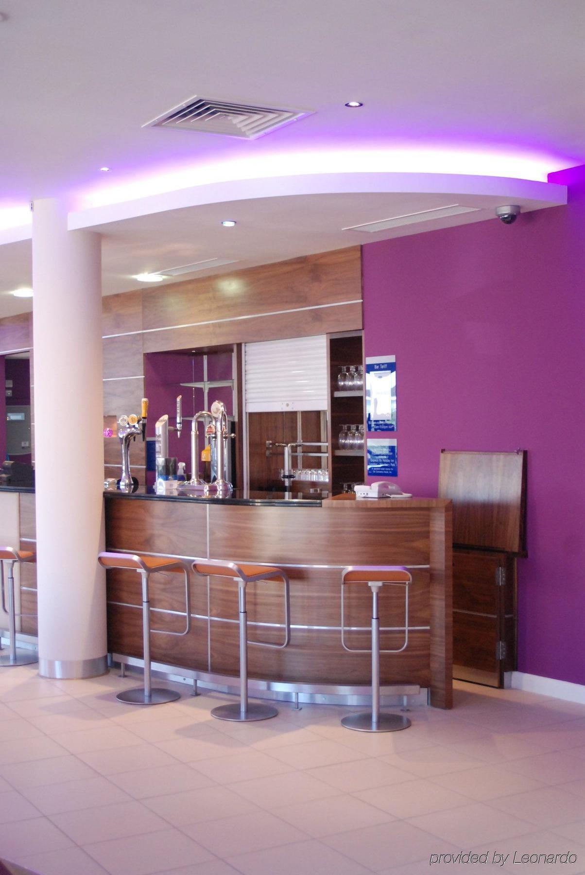 Holiday Inn Express London - Newbury Park, An Ihg Hotel Restaurant foto