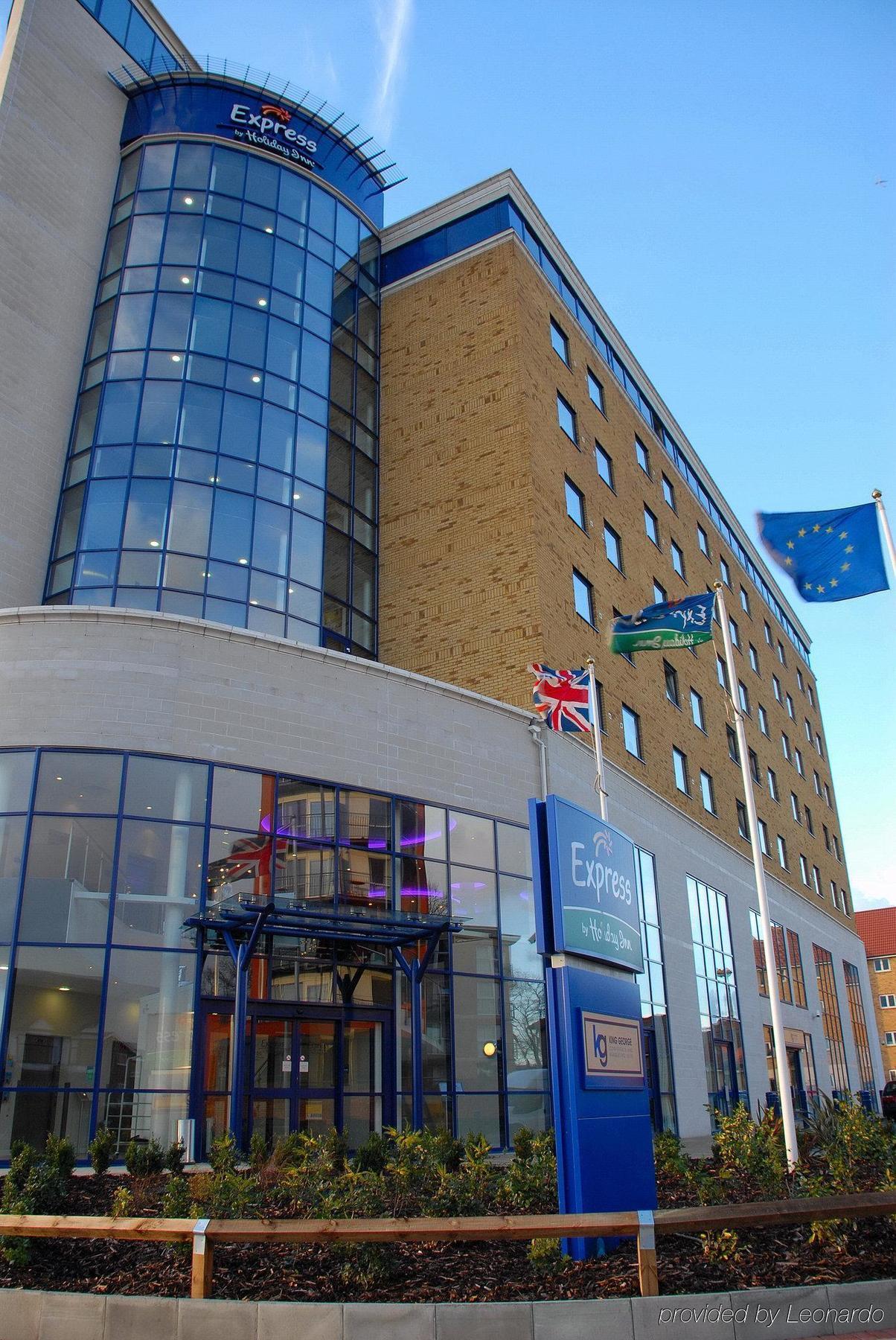 Holiday Inn Express London - Newbury Park, An Ihg Hotel Exterior foto