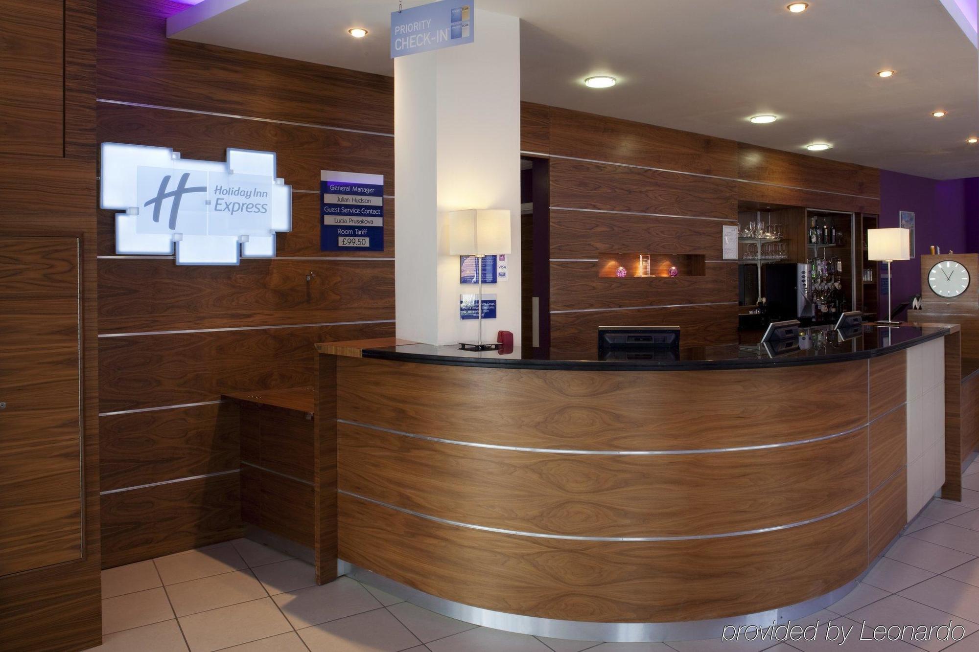 Holiday Inn Express London - Newbury Park, An Ihg Hotel Exterior foto
