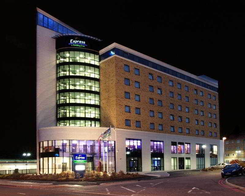 Holiday Inn Express London - Newbury Park, An Ihg Hotel Exterior foto