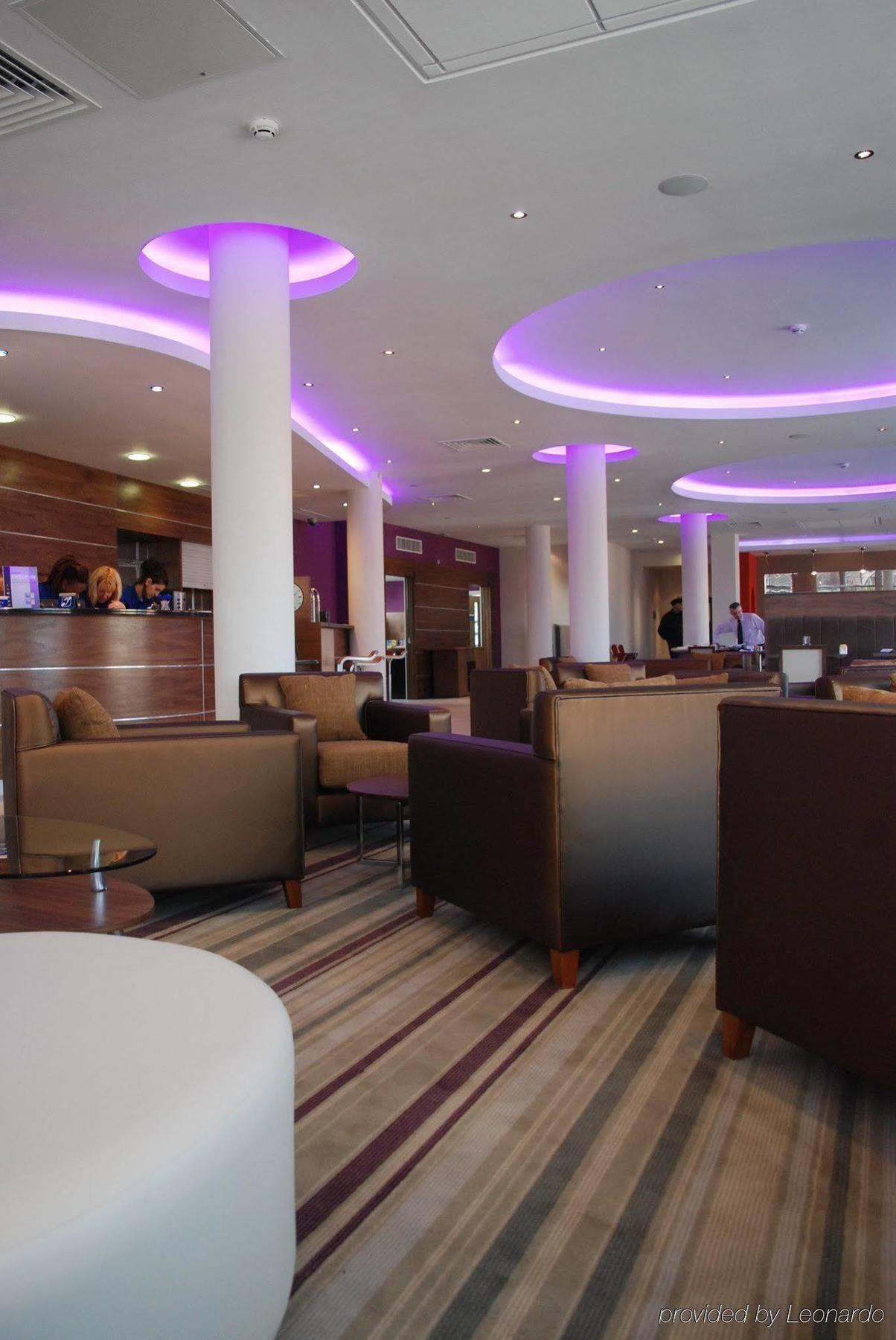 Holiday Inn Express London - Newbury Park, An Ihg Hotel Exterior foto