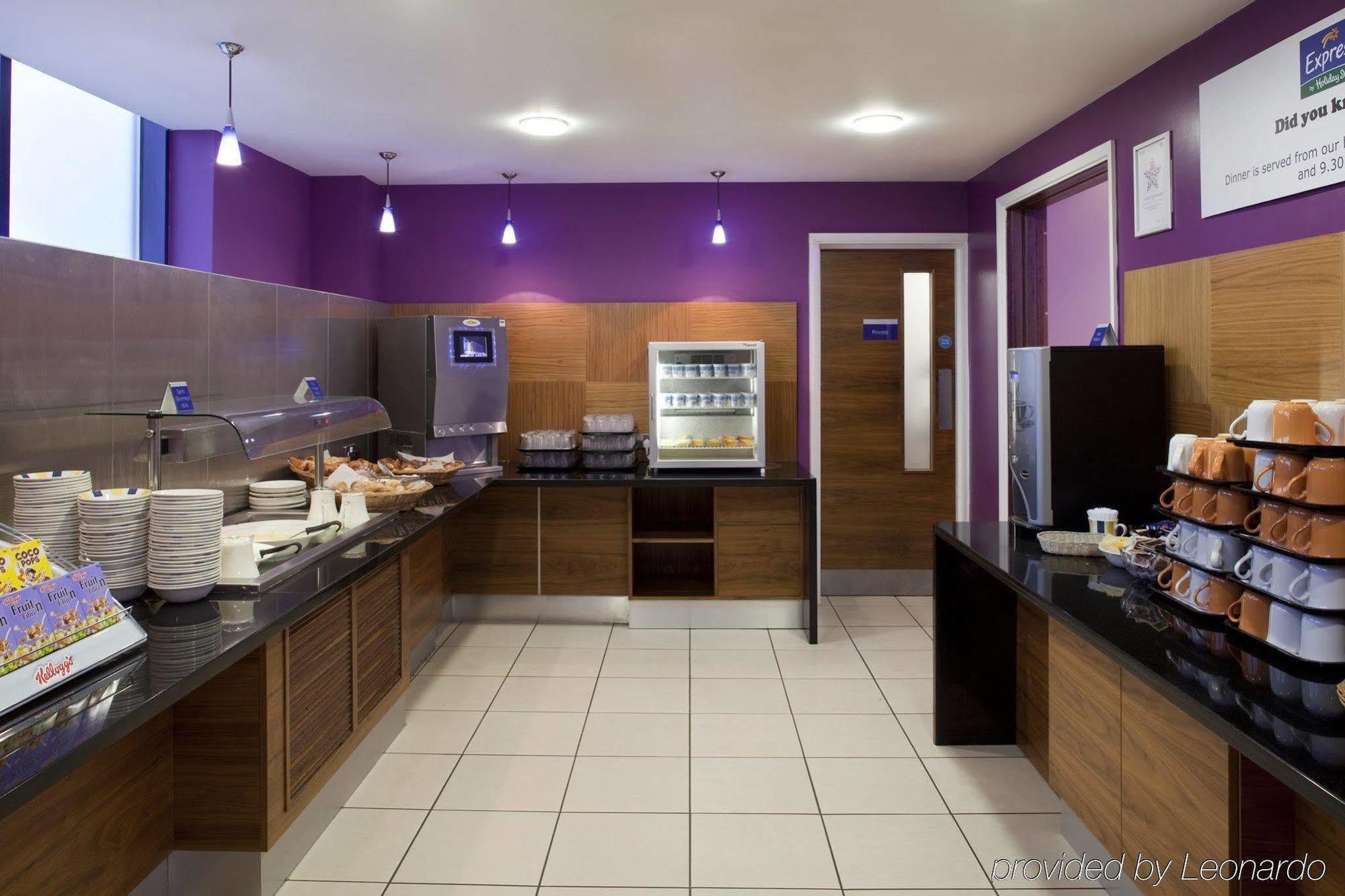 Holiday Inn Express London - Newbury Park, An Ihg Hotel Exterior foto