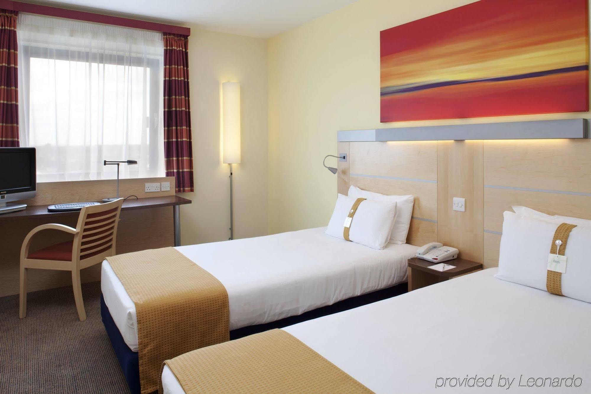 Holiday Inn Express London - Newbury Park, An Ihg Hotel Exterior foto